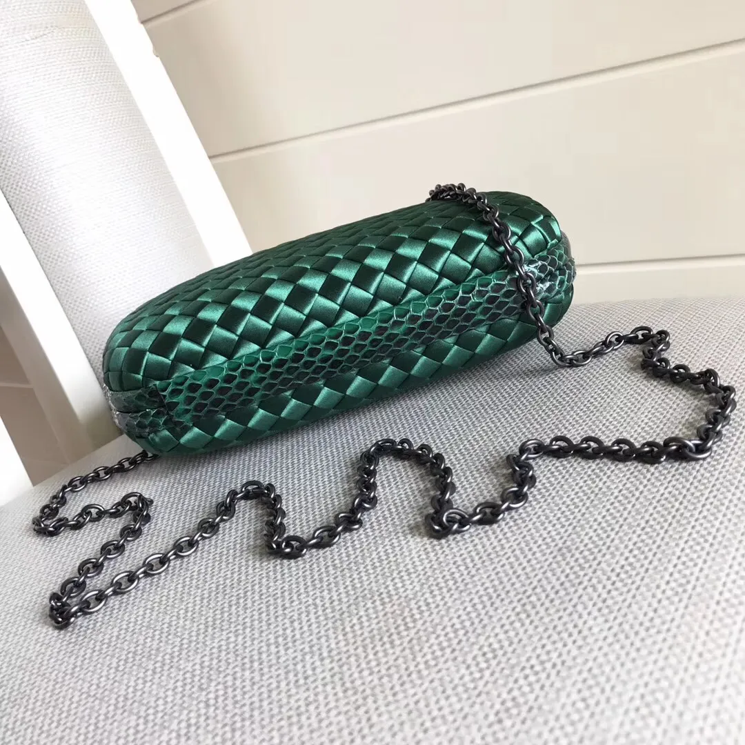 Model 8651 The popular Knot clutch ~ is made of exquisite Japanese silk fabric with freshwater snakeskin piping. It looks elegant when worn cross-body or in the hand. Petite girls can also handle it. It can hold 2 iPhone X phones. Size: 20cm*12cm M56530